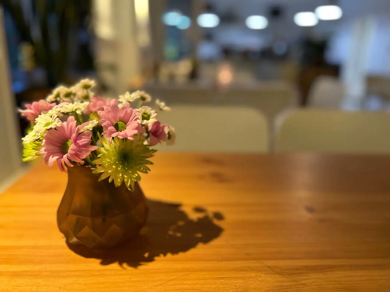 Blumenvase auf einem Holztisch im Gastraum des Hai Lam